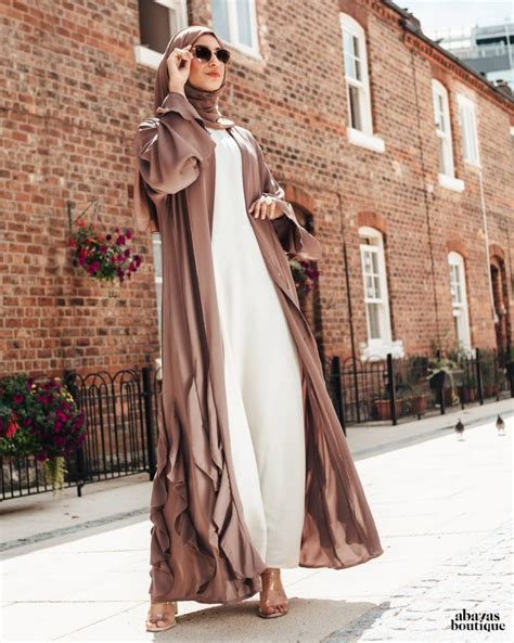 They are selling all types of abaya’s classic abaya’s , evening abaya’s, Embroidered tassels and much more designs. Bayhass is recommended or best abaya shopping in Jeddah. Hall Inc. Location: Prince Saud Al Faisal, Ar Rawdah, Jeddah 23431, Saudi Arabia. Contact: +966126915082. Hall inc. is best abaya shop in Jeddah.